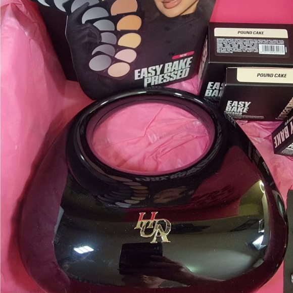 HUDA BEAUTY Easy Bake Pressed Powder Set - Black and Pink - Picture 4 of 8
